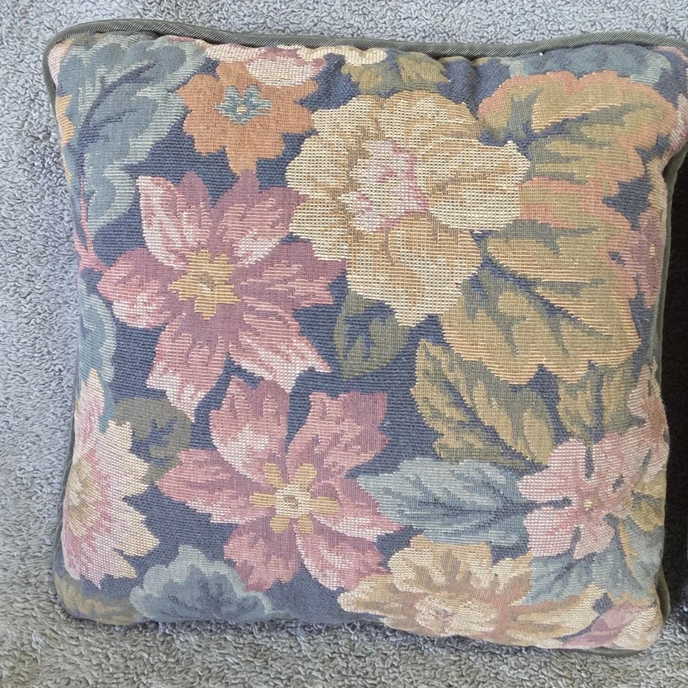 Set Of 2 Vintage Tapestry Needlepoint Floral Print Pillows Approx 9x9